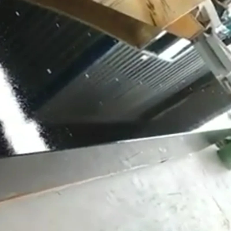 A 4 metre dirêj û 0.5 metreyek platforma granite ya dorpêçkirî ya dorpêçkirî tê şandin