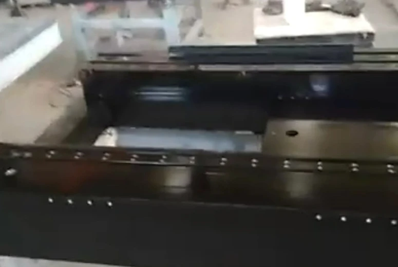 Hêmanên granit bi holên drilled û parçeyên hatine danîn
