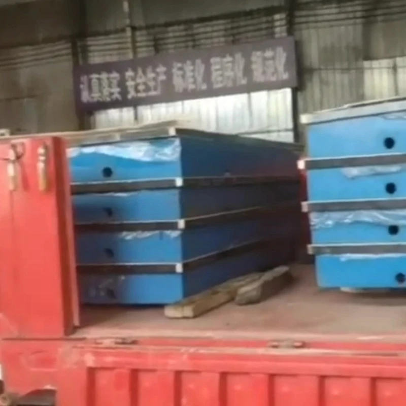 Sê parçeyên platformên kontrolê yên hesin ên keviran li ser wesayîtê ji bo barkirinê têne barkirin